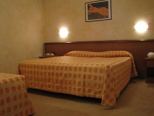 Hotel Italia Carmagnola Bagian luar foto