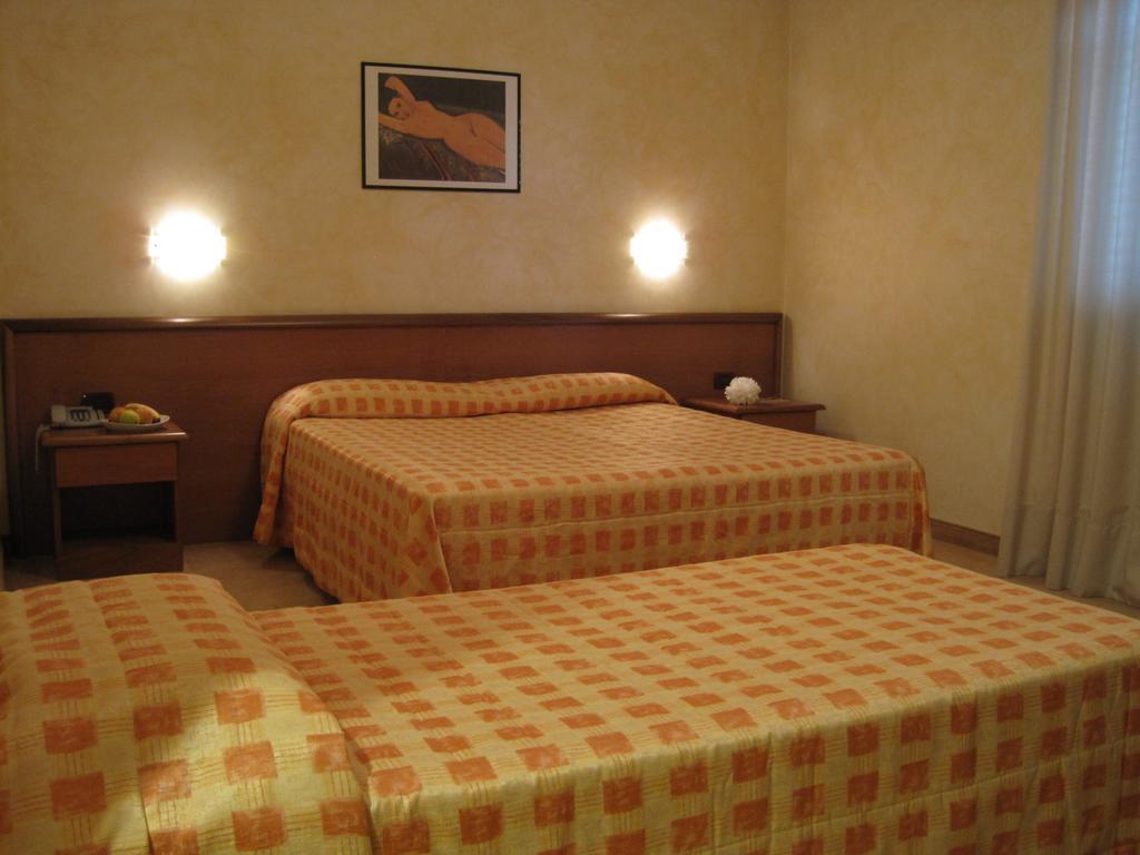 Hotel Italia Carmagnola Ruang foto