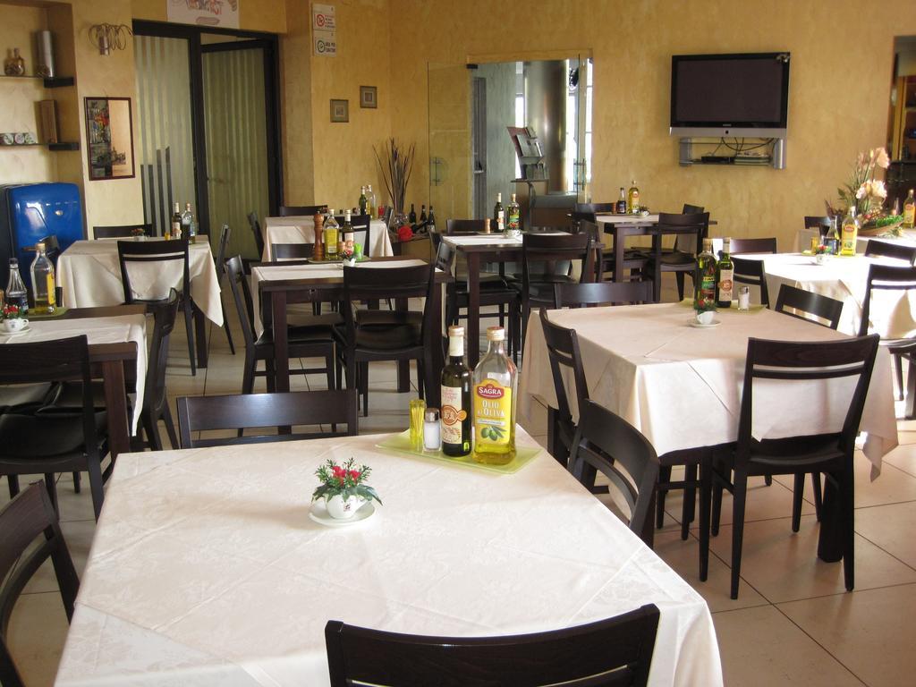 Hotel Italia Carmagnola Bagian luar foto