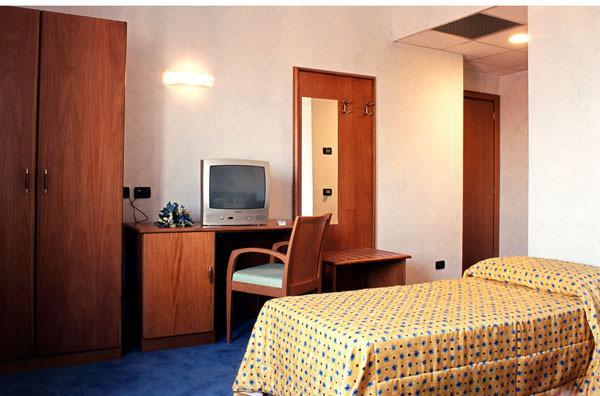 Hotel Italia Carmagnola Ruang foto