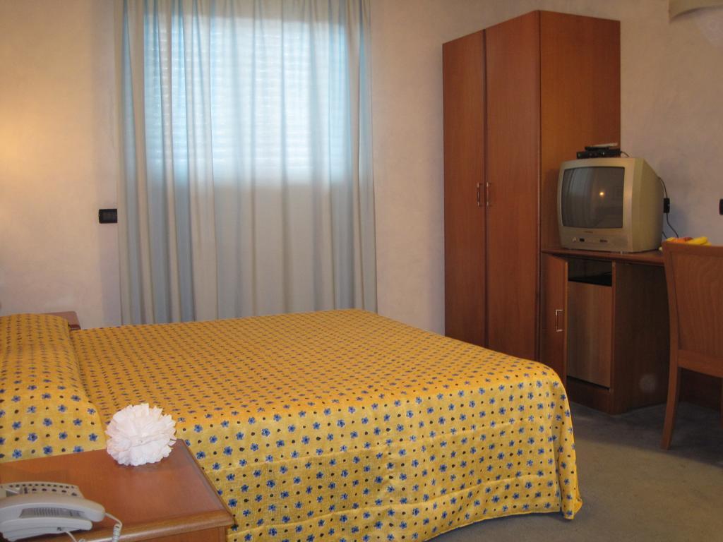 Hotel Italia Carmagnola Ruang foto