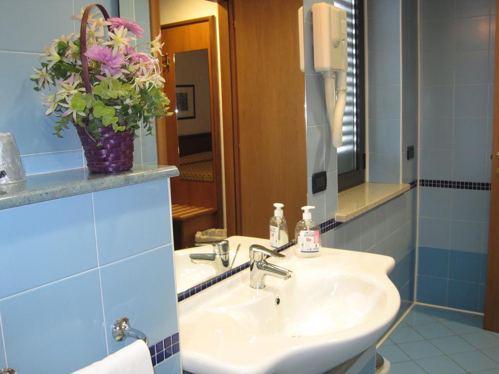 Hotel Italia Carmagnola Ruang foto