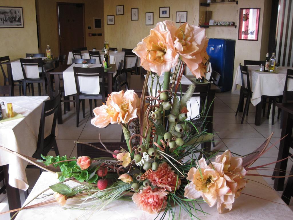 Hotel Italia Carmagnola Bagian luar foto