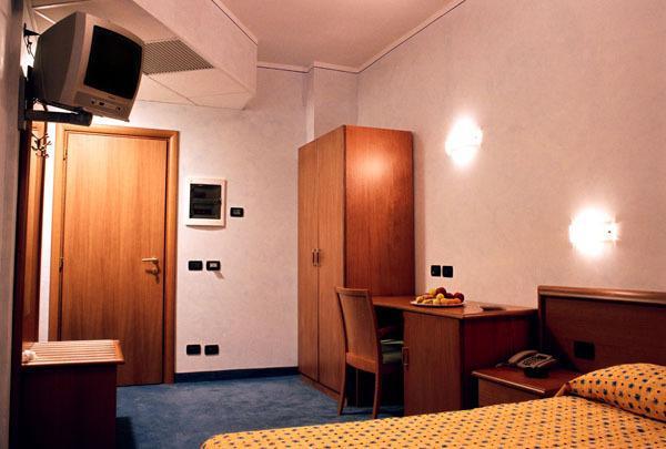 Hotel Italia Carmagnola Ruang foto