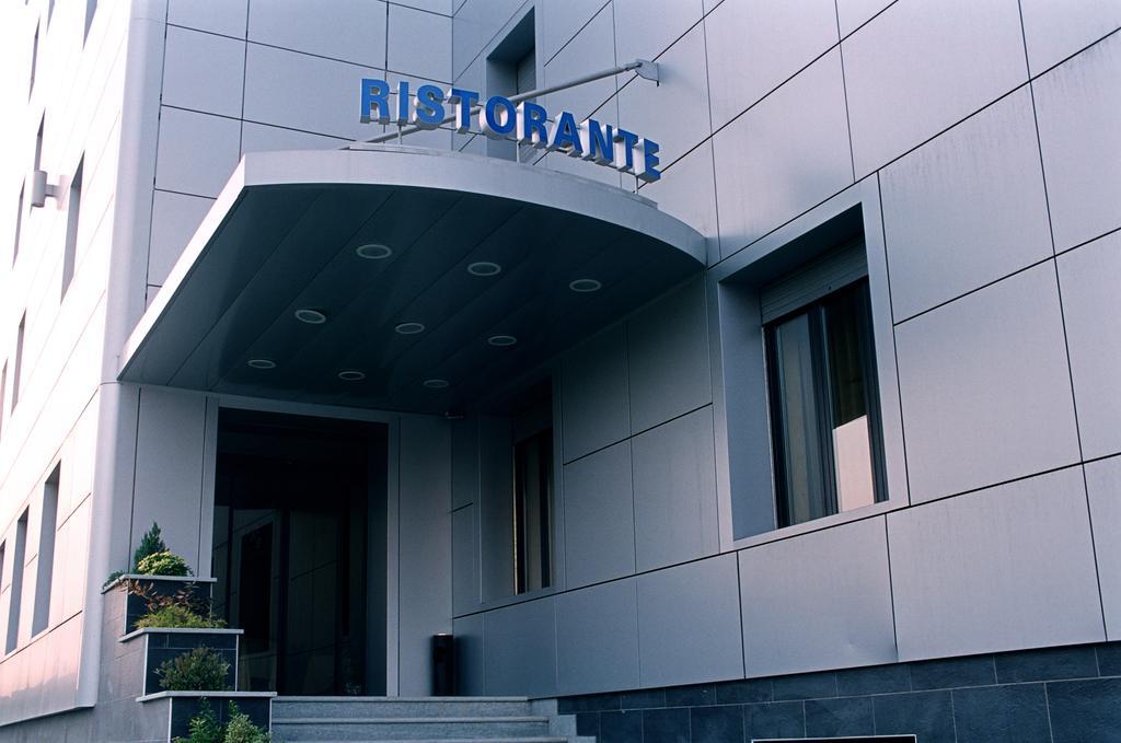Hotel Italia Carmagnola Bagian luar foto