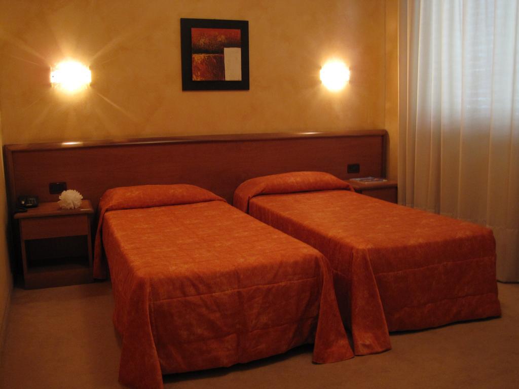 Hotel Italia Carmagnola Ruang foto